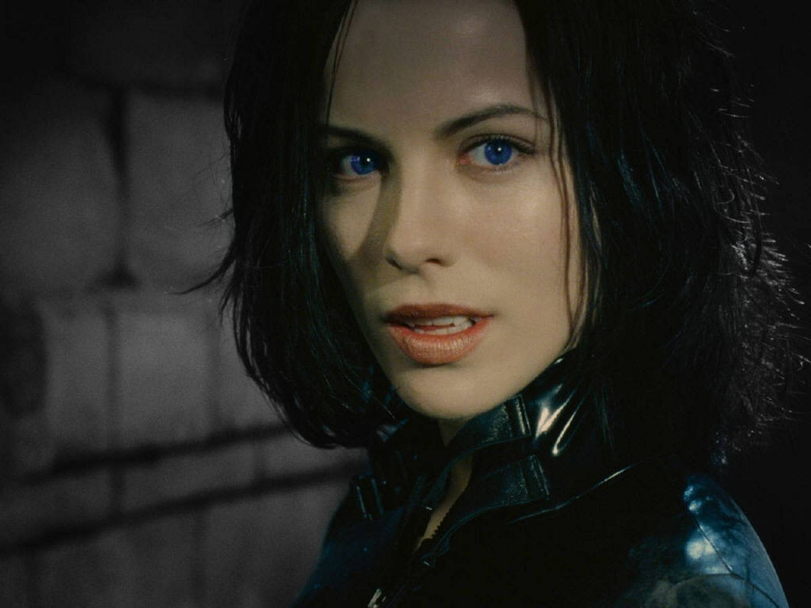 Kate Beckinsale Underworld Selena's Blue Eyes Background