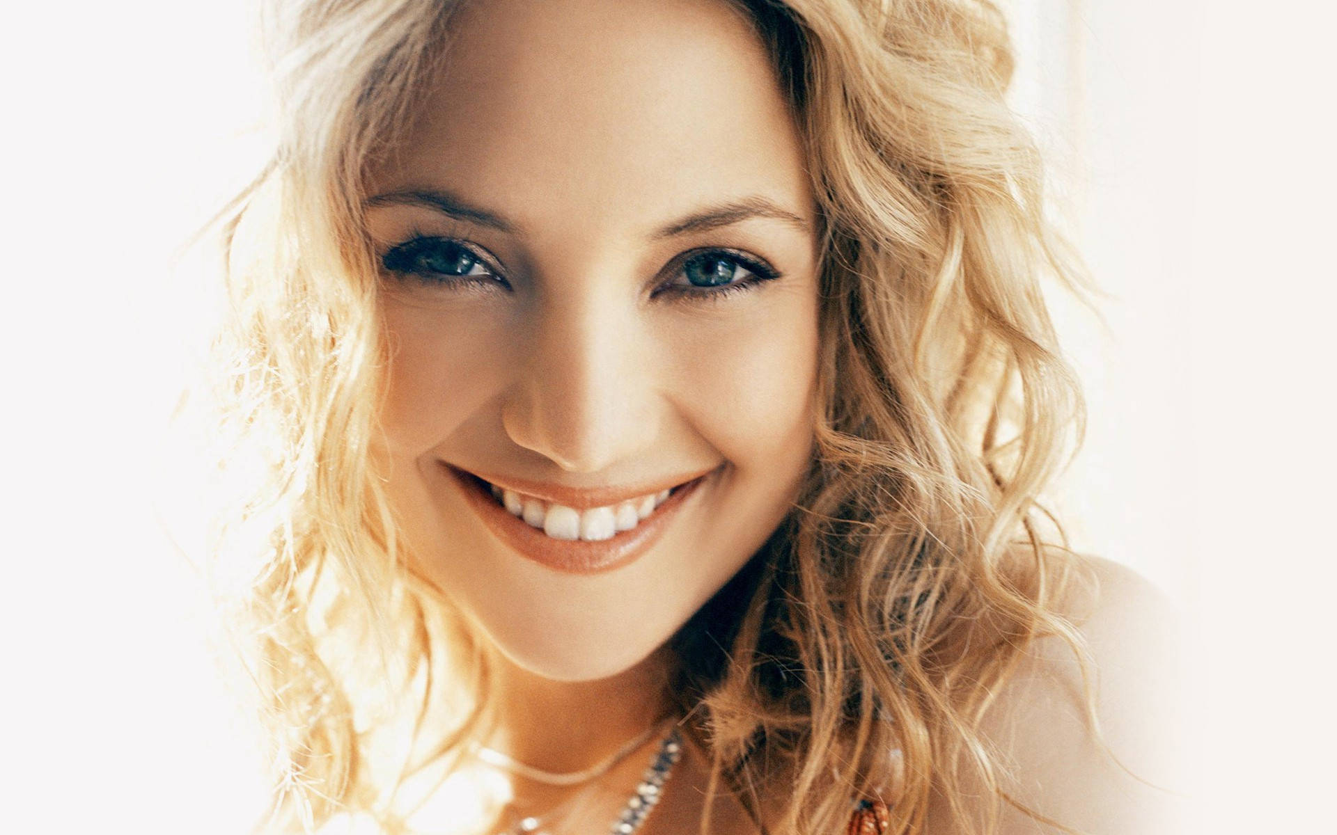 Kate Hudson Blonde Hair Sweet Smile Background