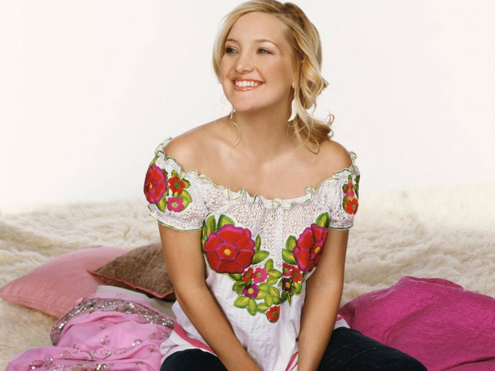 Kate Hudson Candid In White Floral Background