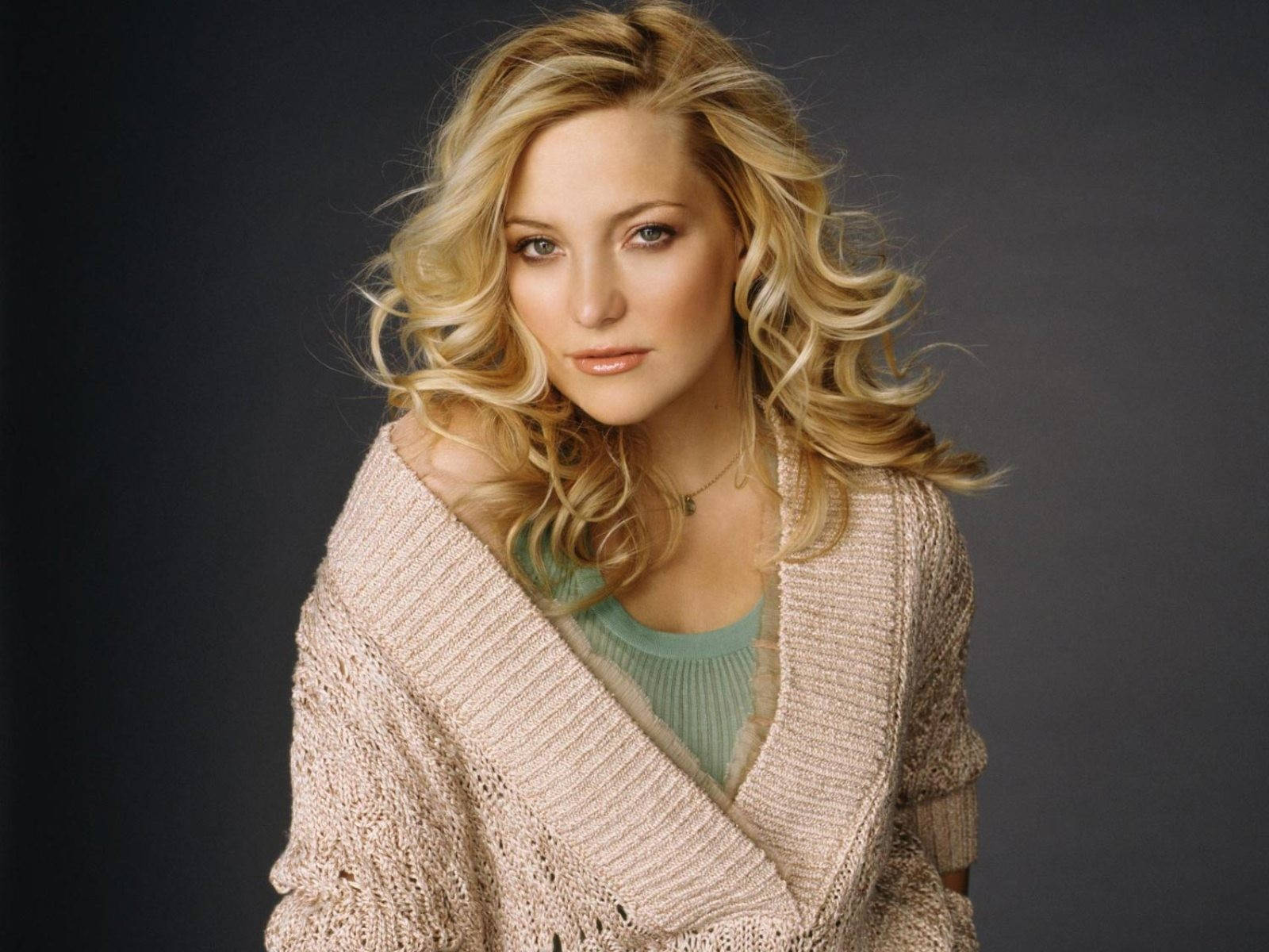 Kate Hudson Casual Attire Background