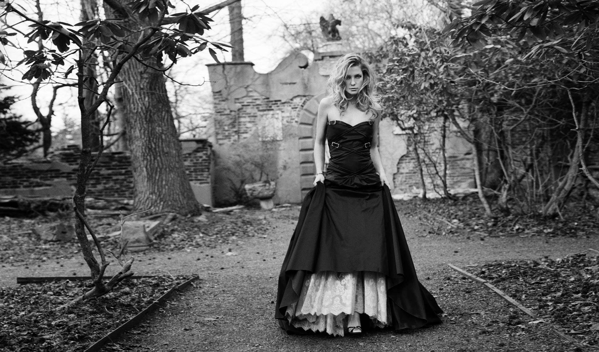 Kate Hudson In Black Dress Background