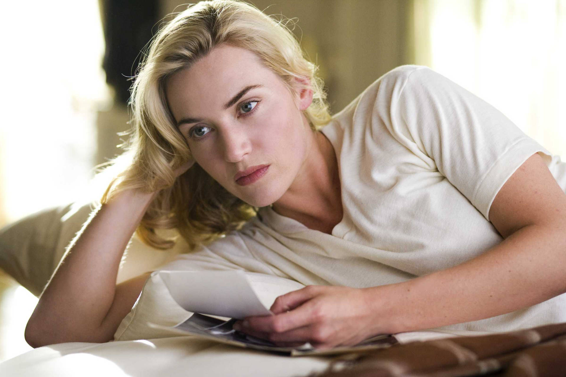 Kate Winslet Causal Outfits Background