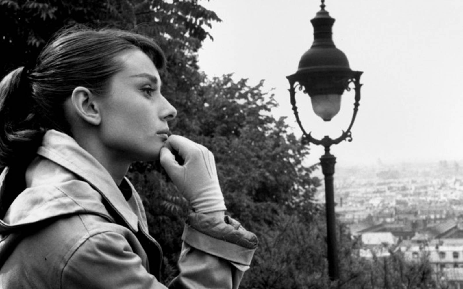 Katharine Hepburn Overlooking The View Background