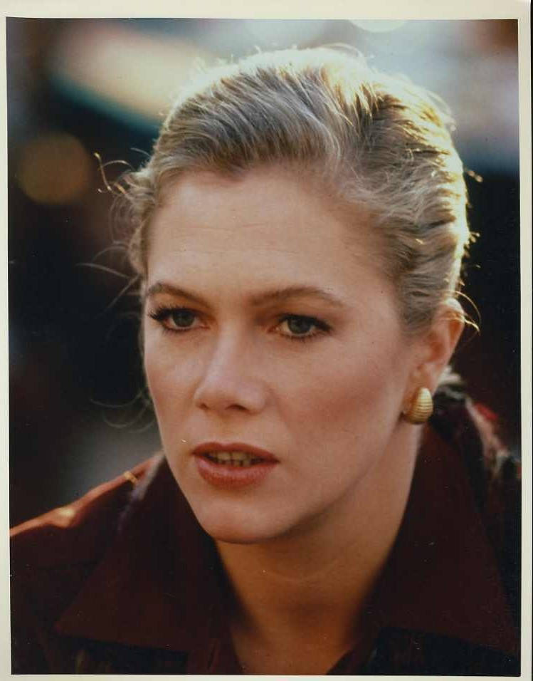 Kathleen Turner Prizzi's Honor Background