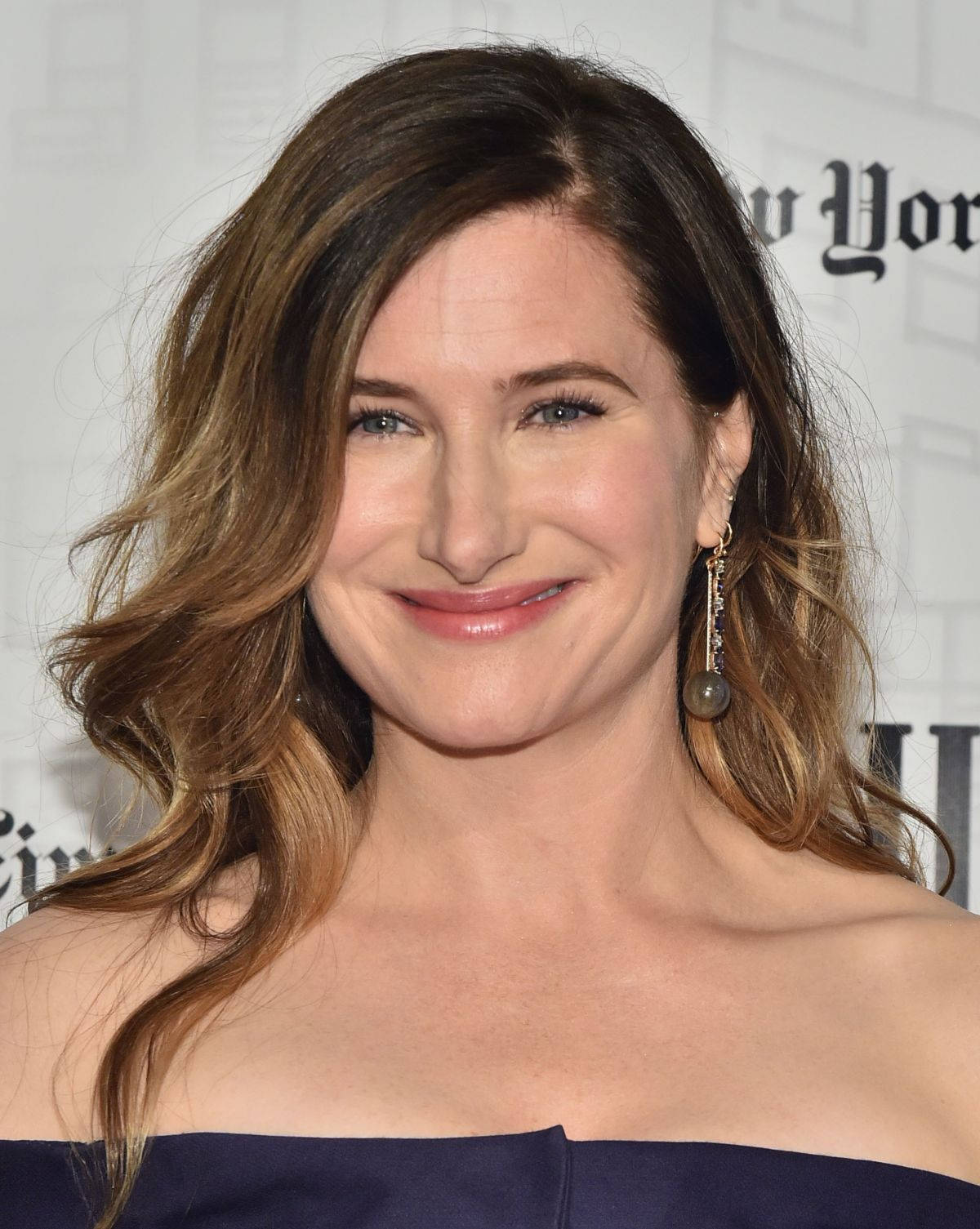 Kathryn Hahn Stunning Celebrity Photo Background