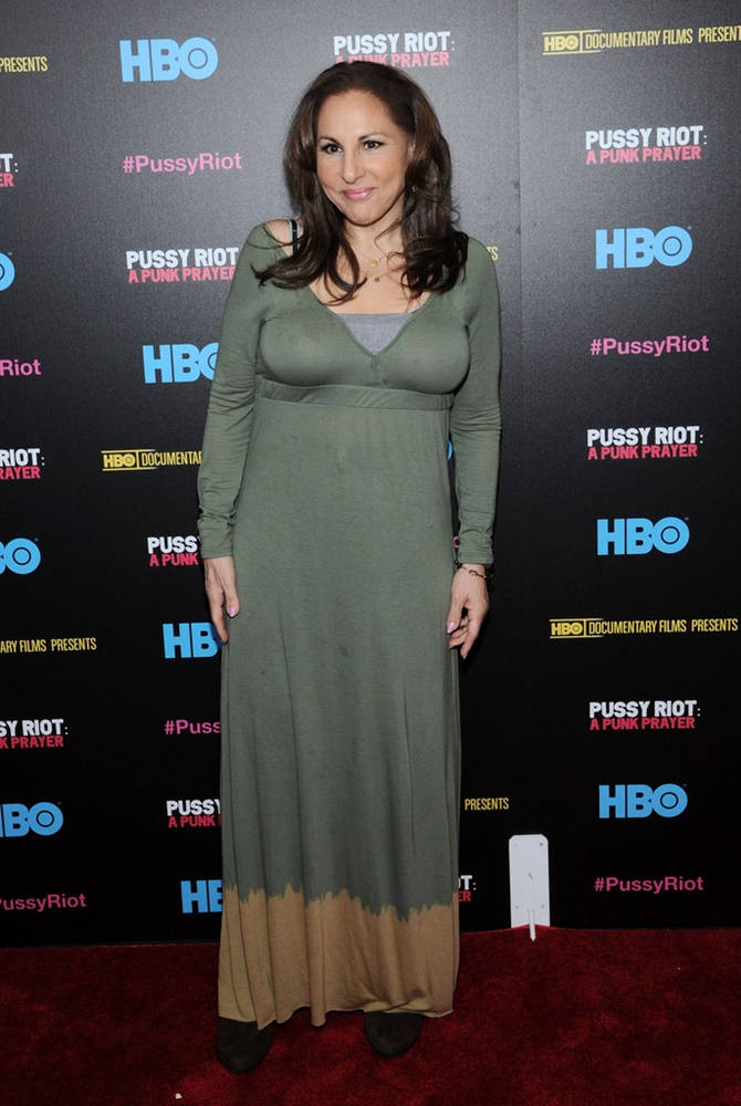 Kathy Najimy In An Old-fashion Long Dress Background