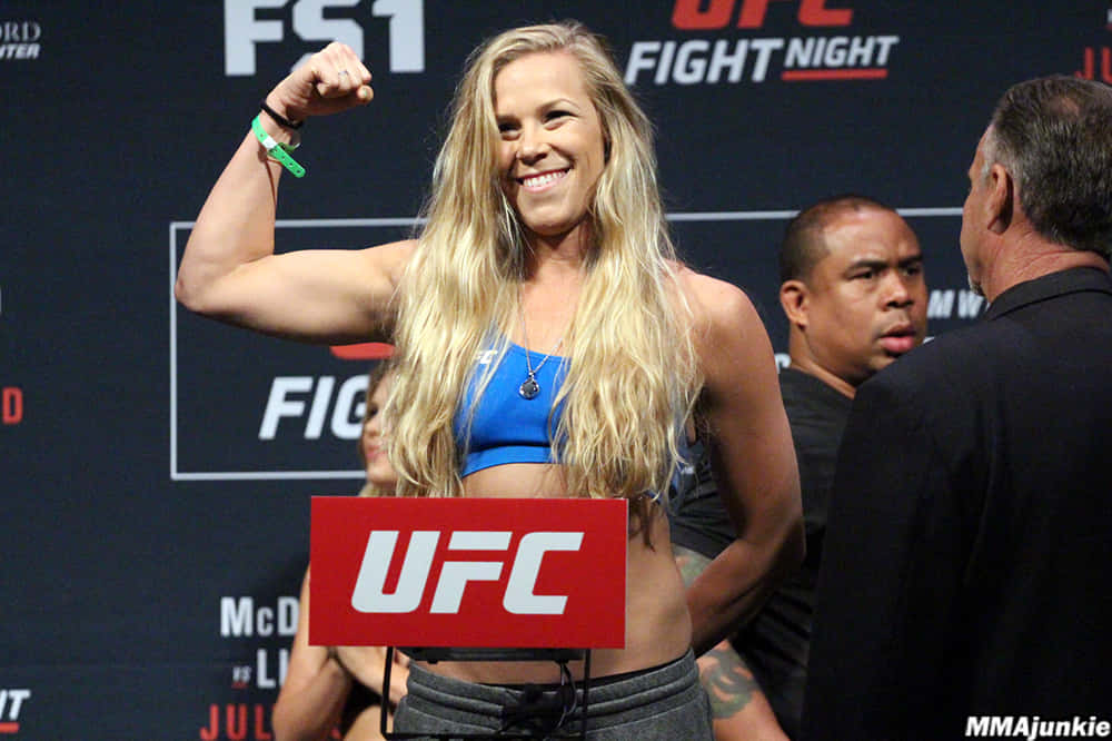 Katlyn Chookagian Showing Off Her Bicep Background