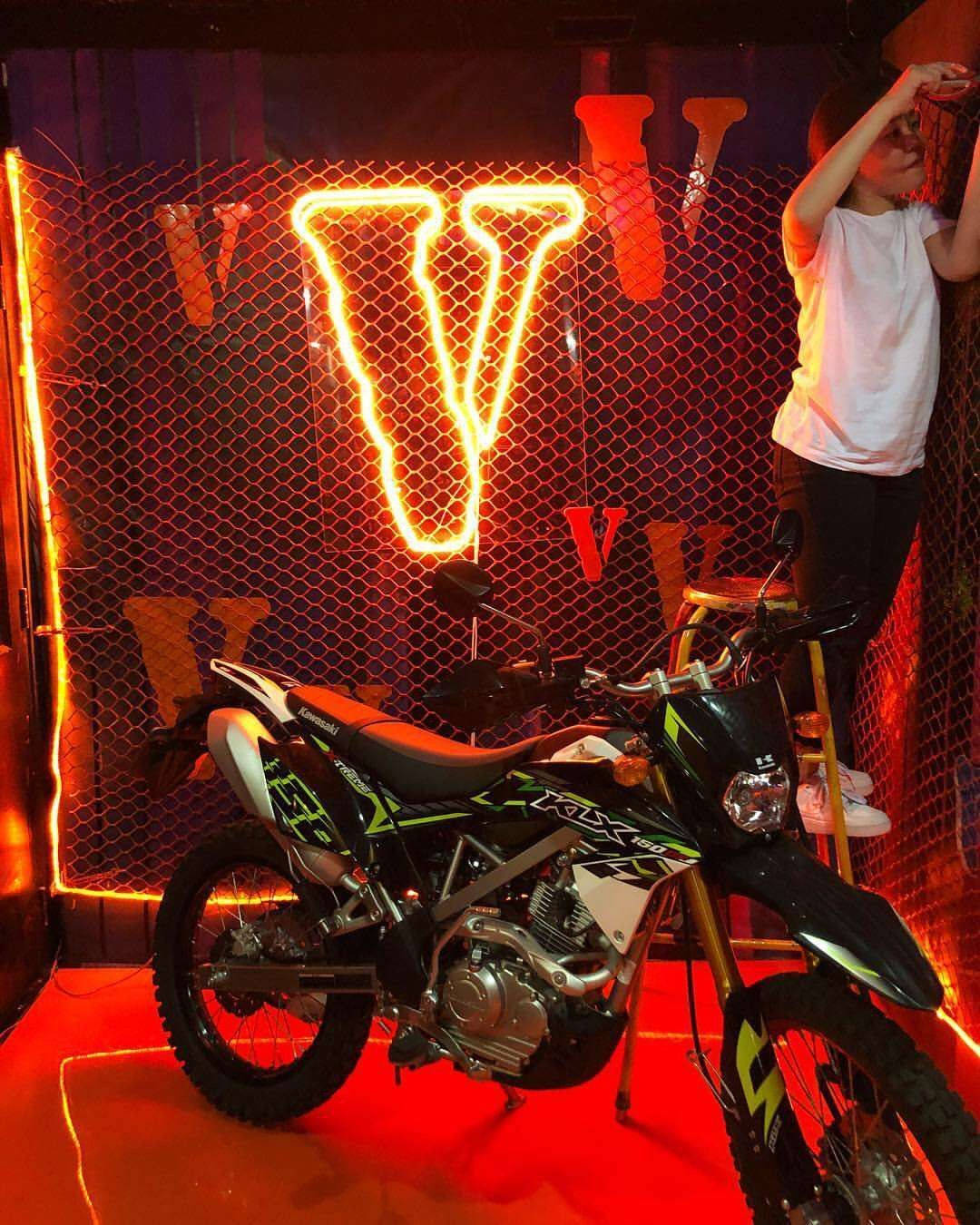 Kawasaki Klx 150 Motorbike Vlone Pfp Background