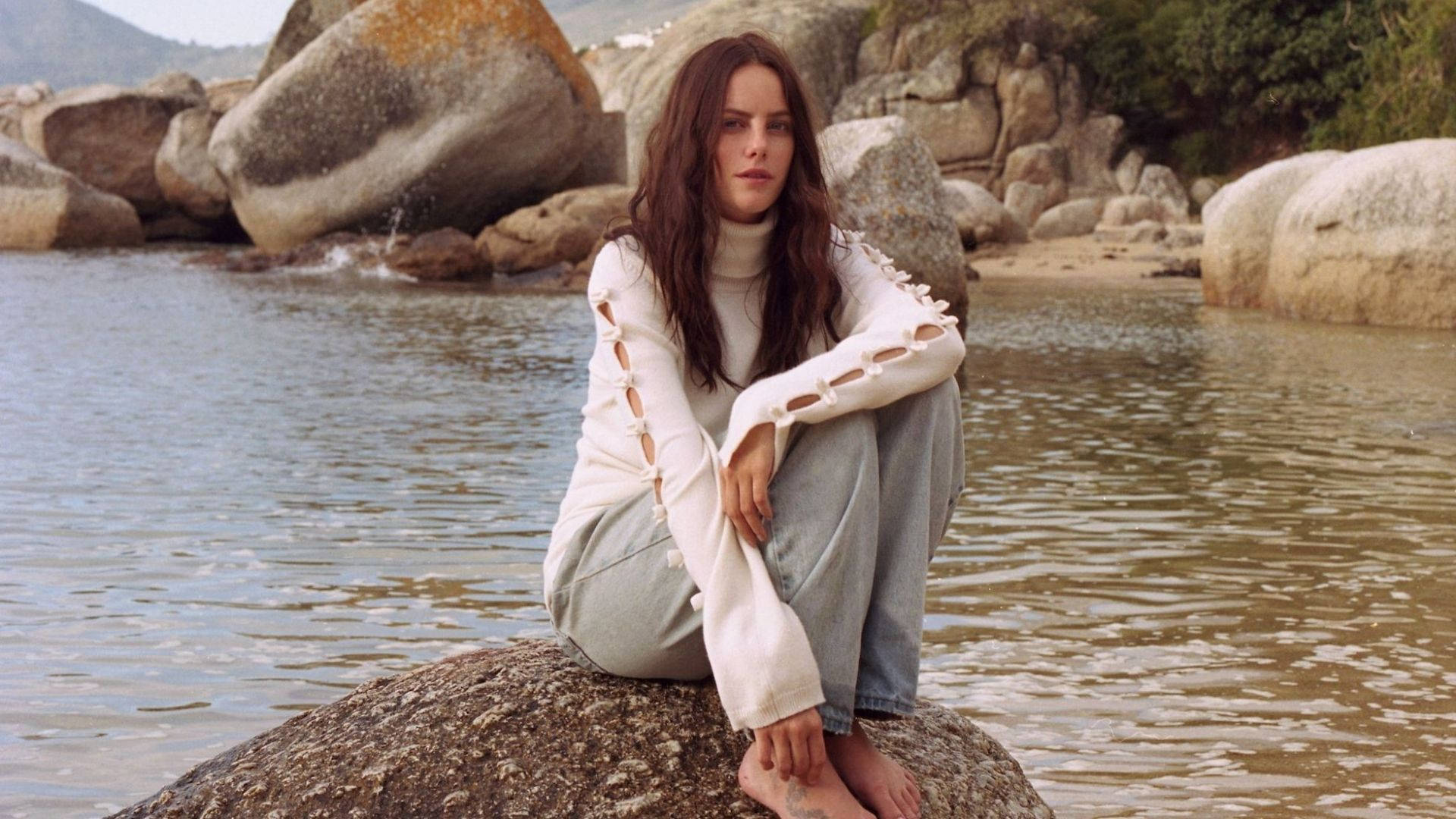 Kaya Scodelario On The Rock Background