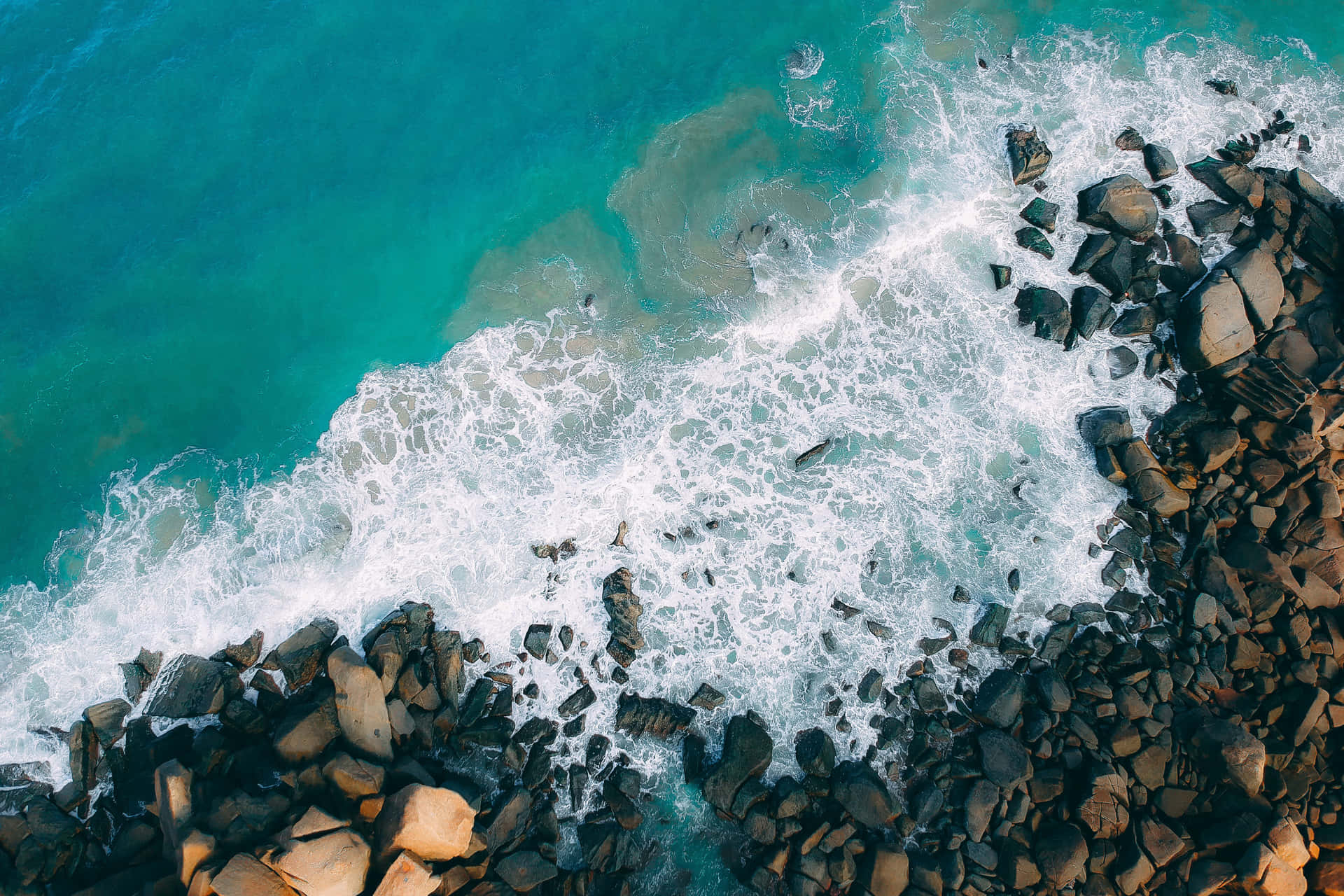 Keep Up With The Latest Technology With A Powerful Apple Desktop Background