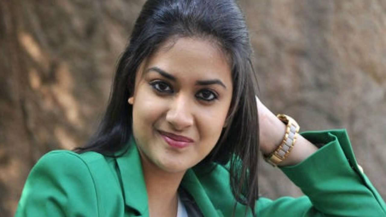 Keerthi Suresh In Green Blazer Hd Background