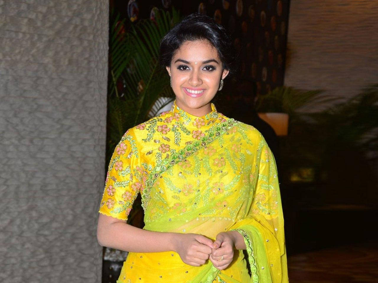 Keerthi Suresh In Traditional Clothing Hd Background