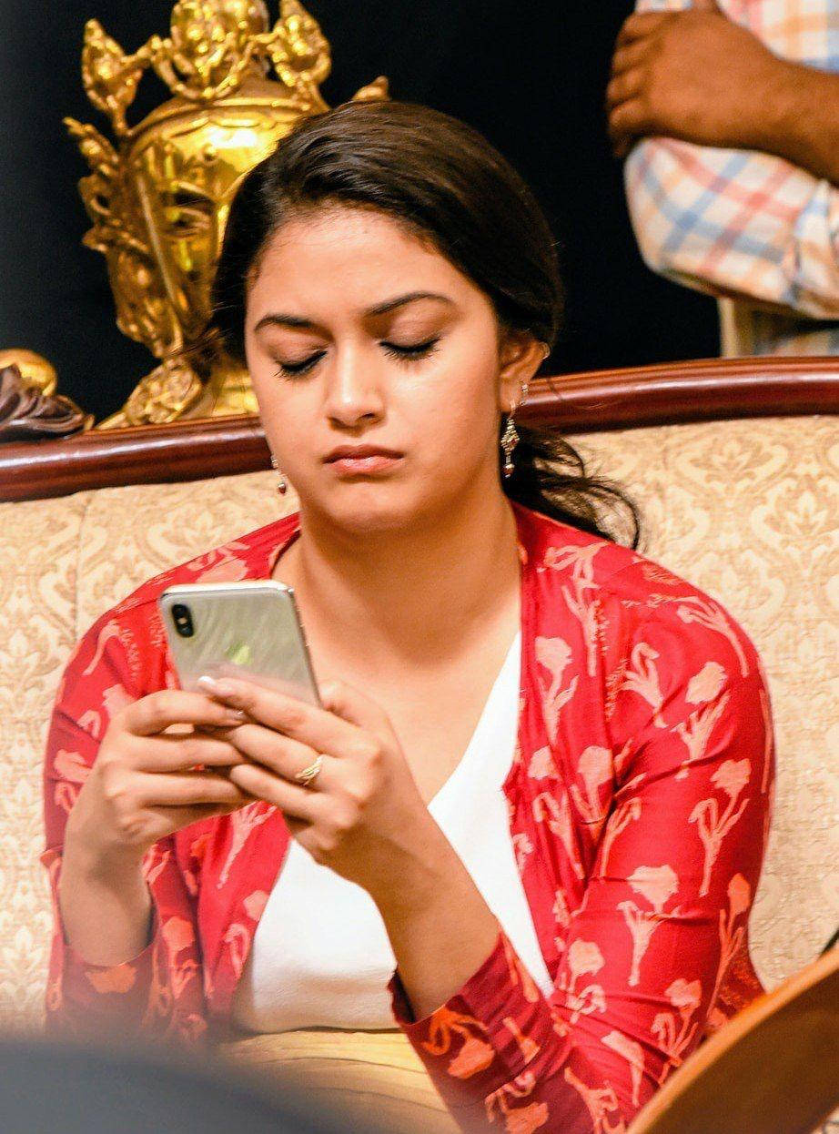 Keerthi Suresh Using Phone Hd Background
