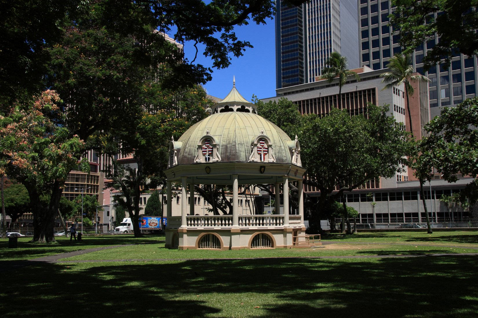 Keliiponi Hale In Iolani Palace Background