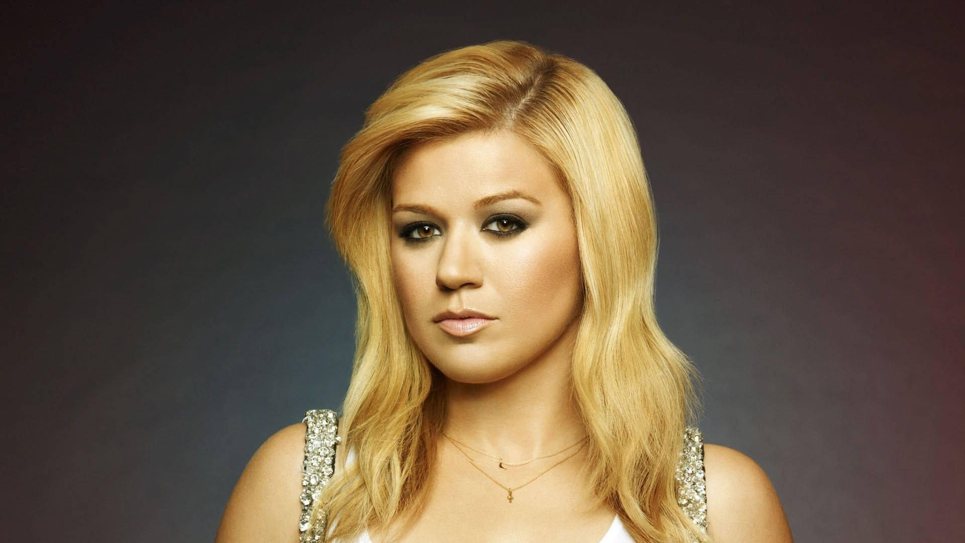 Kelly Clarkson Bold Look