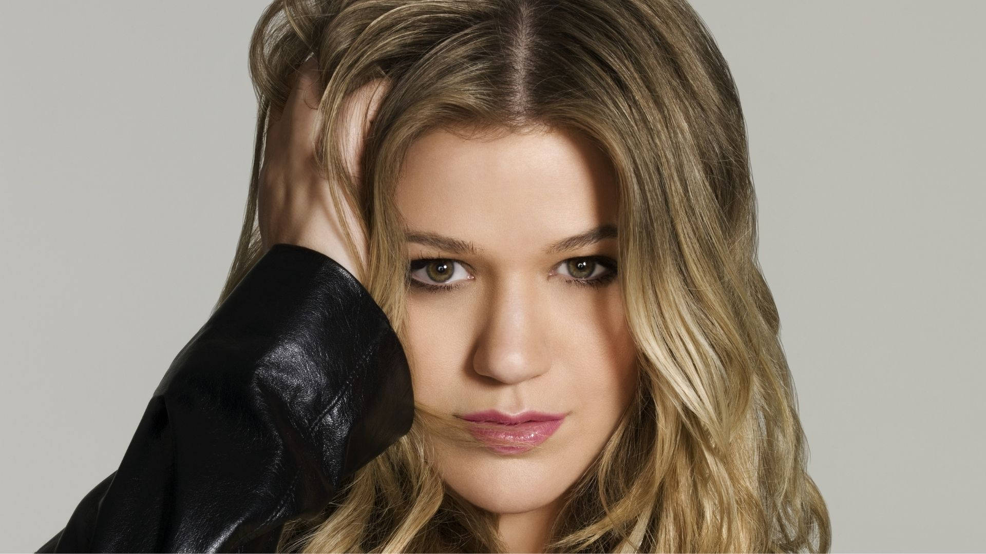 Kelly Clarkson Holding Hair Tightly Background
