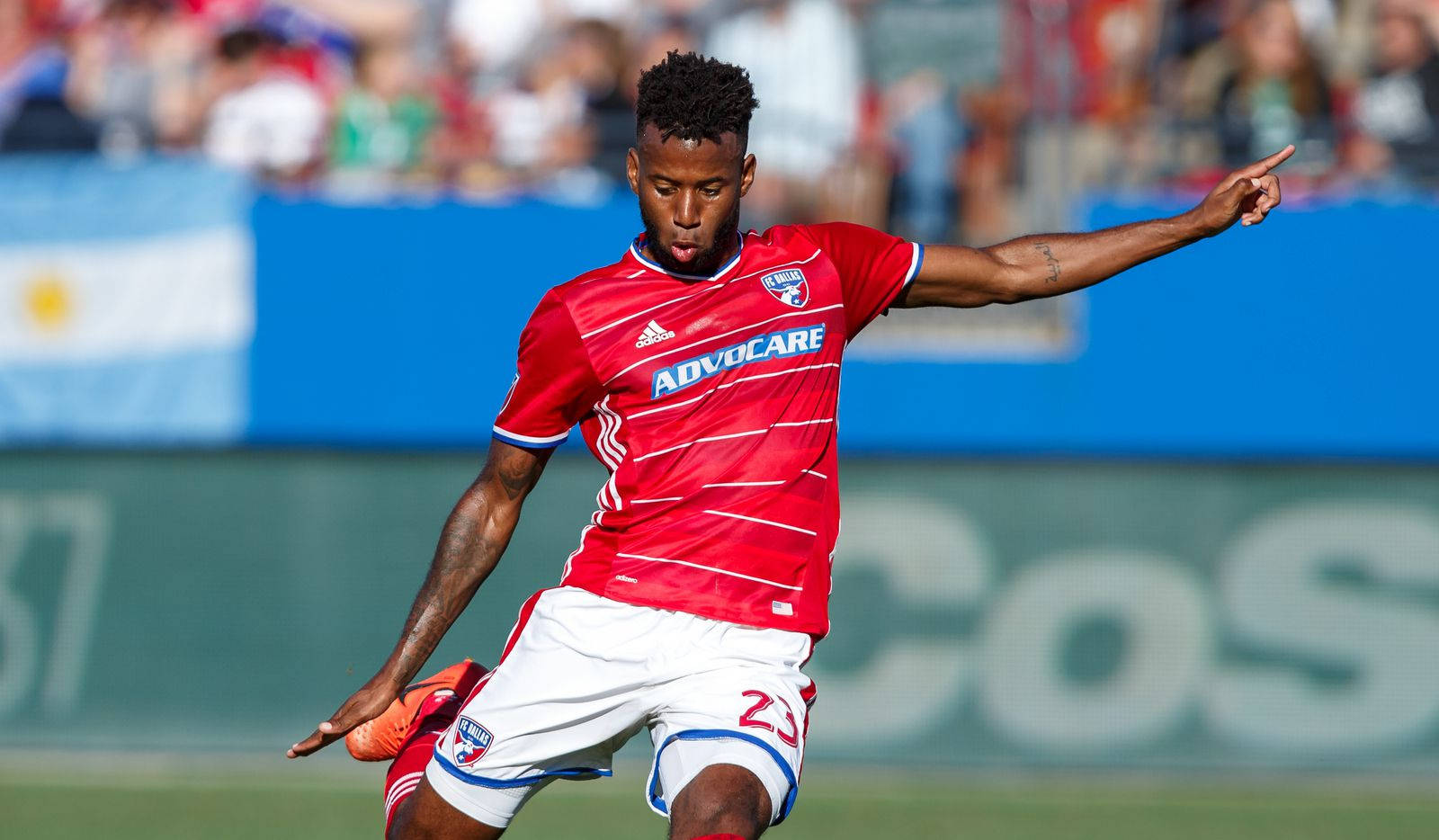 Kellyn Acosta Kicking Ball Fc Dallas Vs. Philadelphia Background