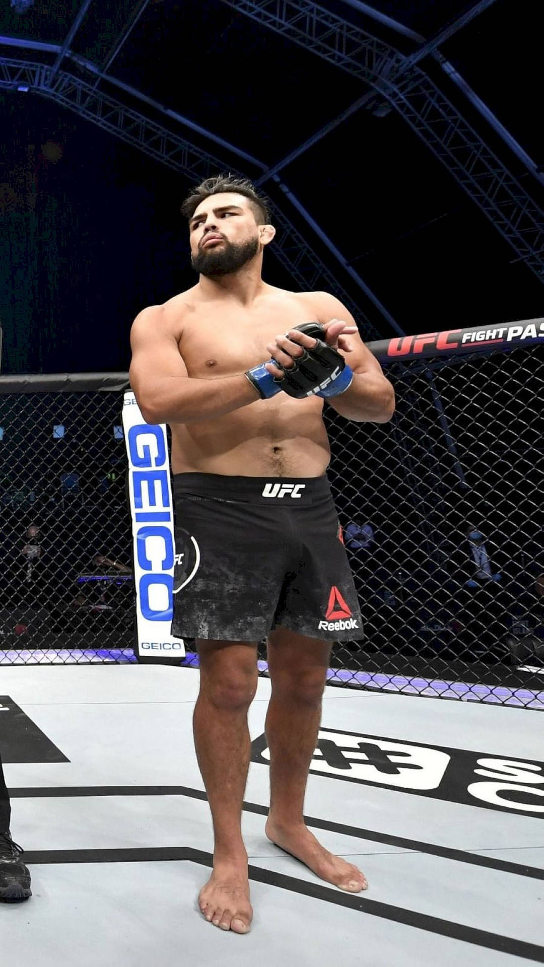 Kelvin Gastelum Clapping His Hands Background