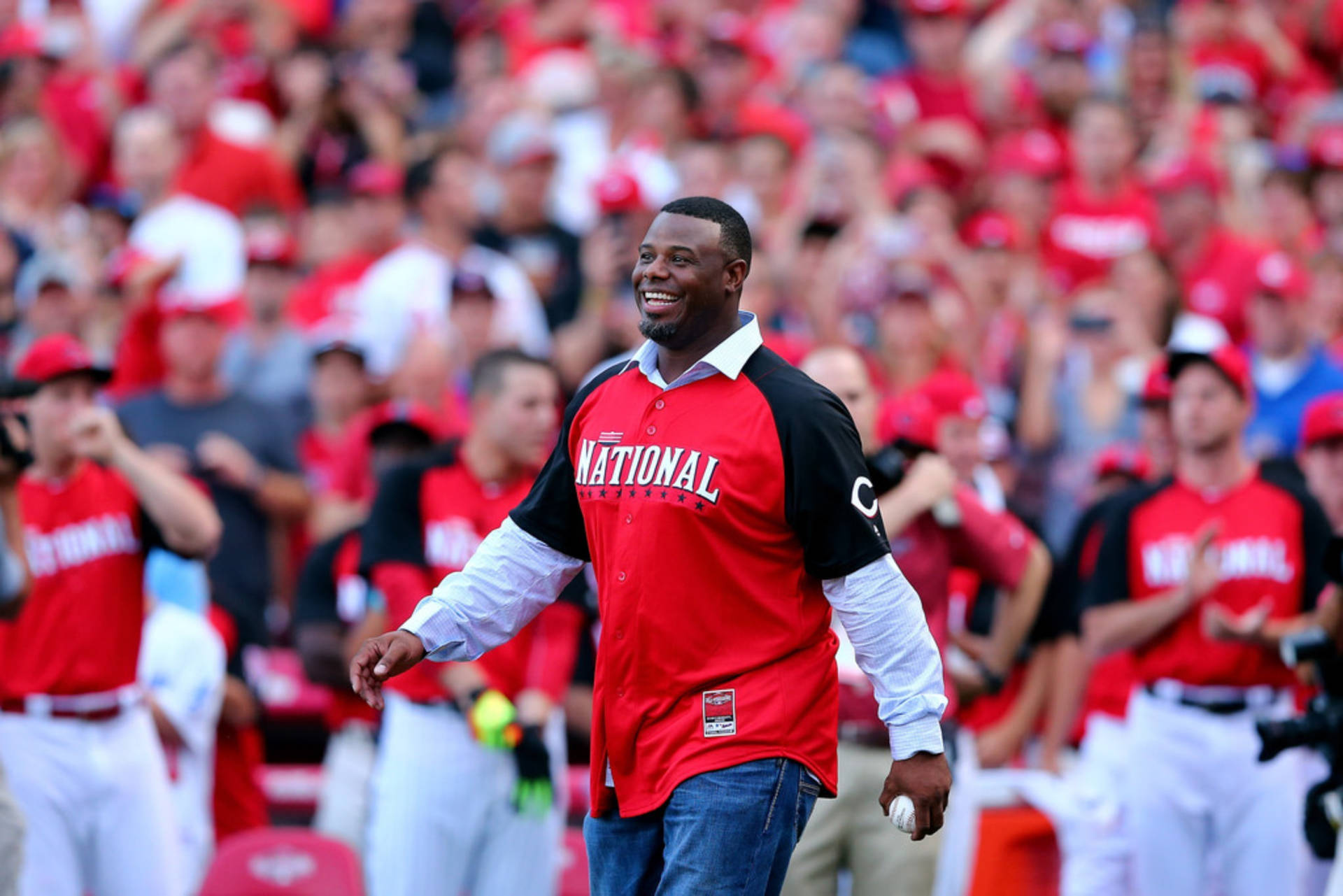 Ken Griffey Jr Applauded By Cincinnati Reds Background