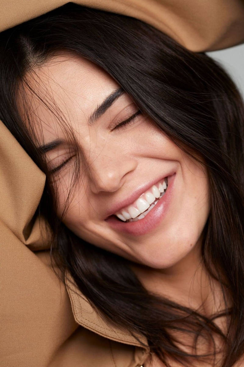 Kendall Jenner Smiling Background