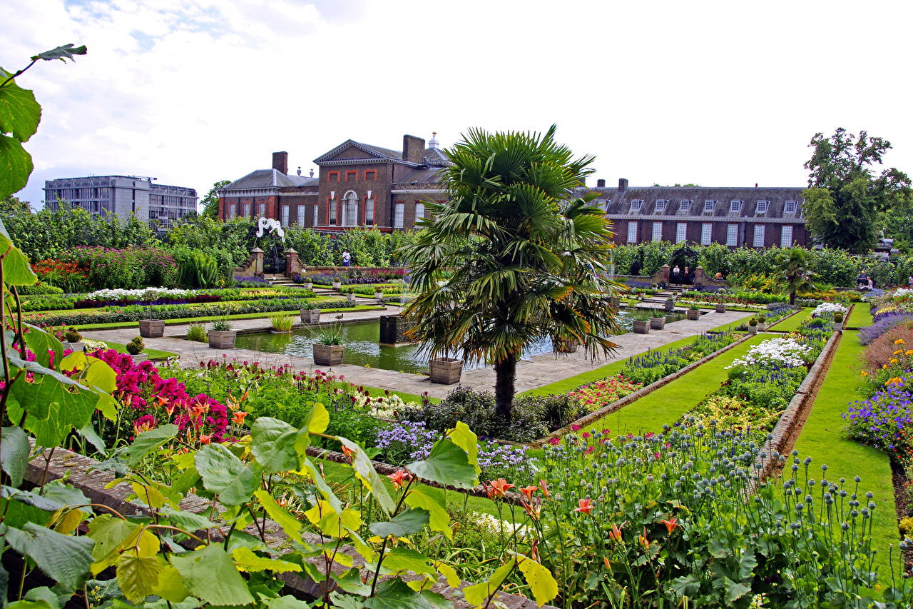 Kensington Garden Overlooking Kensington Palace Background