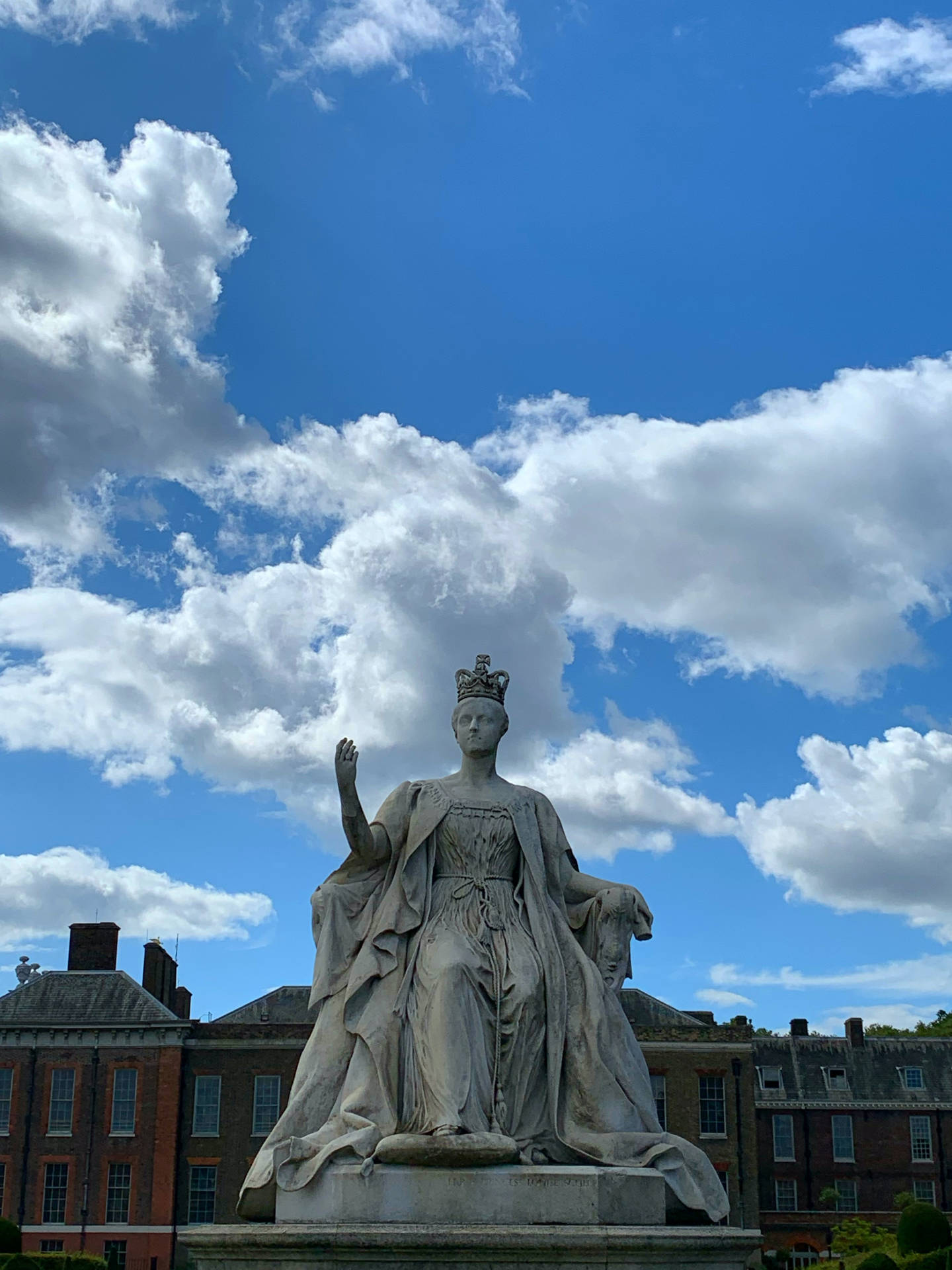 Kensington Palace And Queen Victoria Statue Background