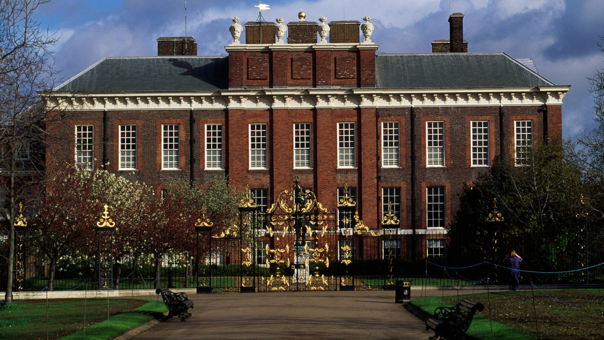 Kensington Palace Dark Sky Background