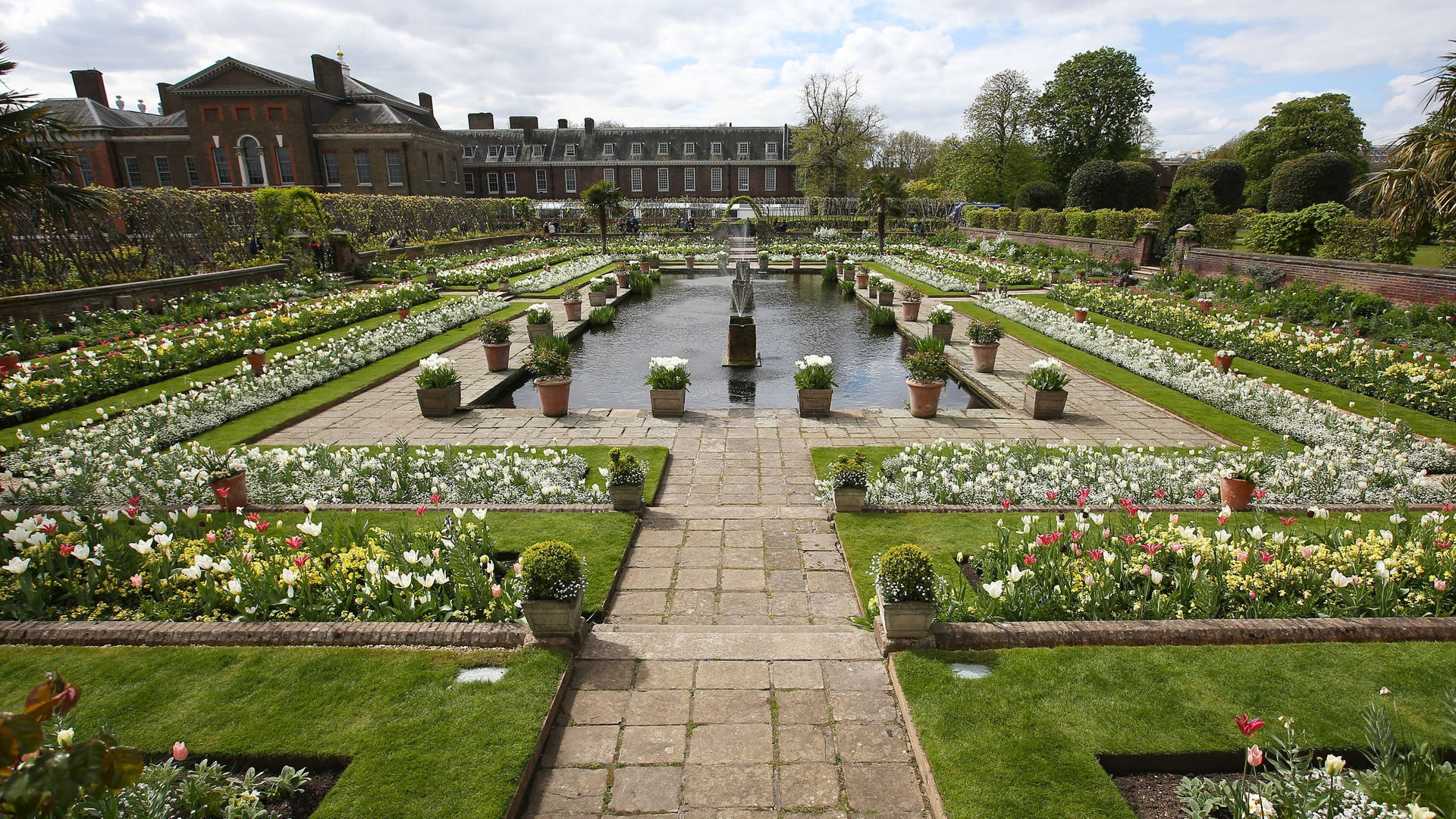 Kensington Palace Gardens And Fountain Background