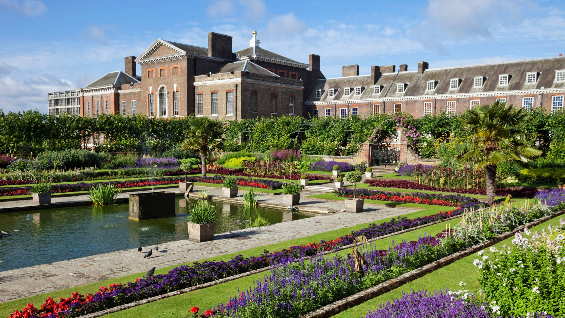 Kensington Palace Overlooking Kensington Gardens Background