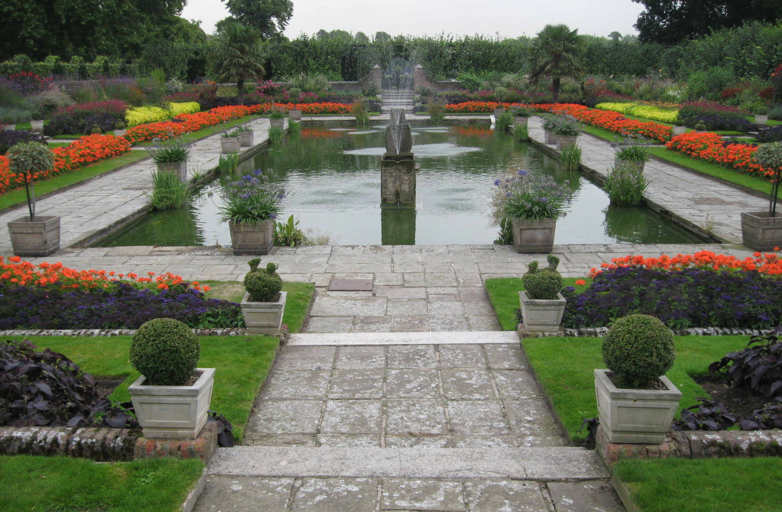 Kensington Palace Pool Fountain Background