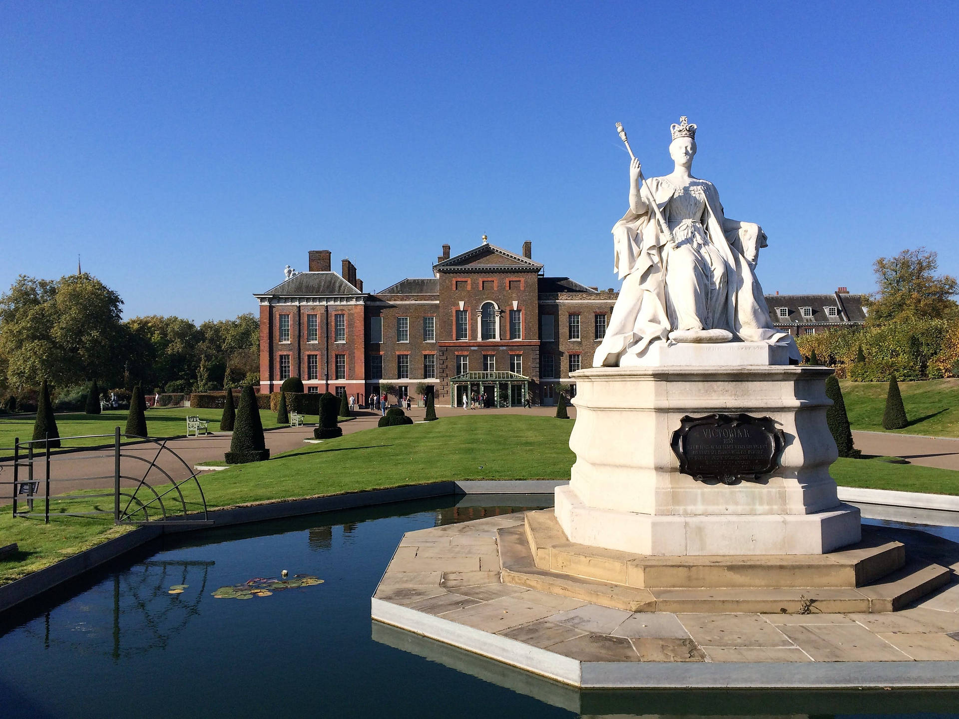 Kensington Palace Statue Pond Background