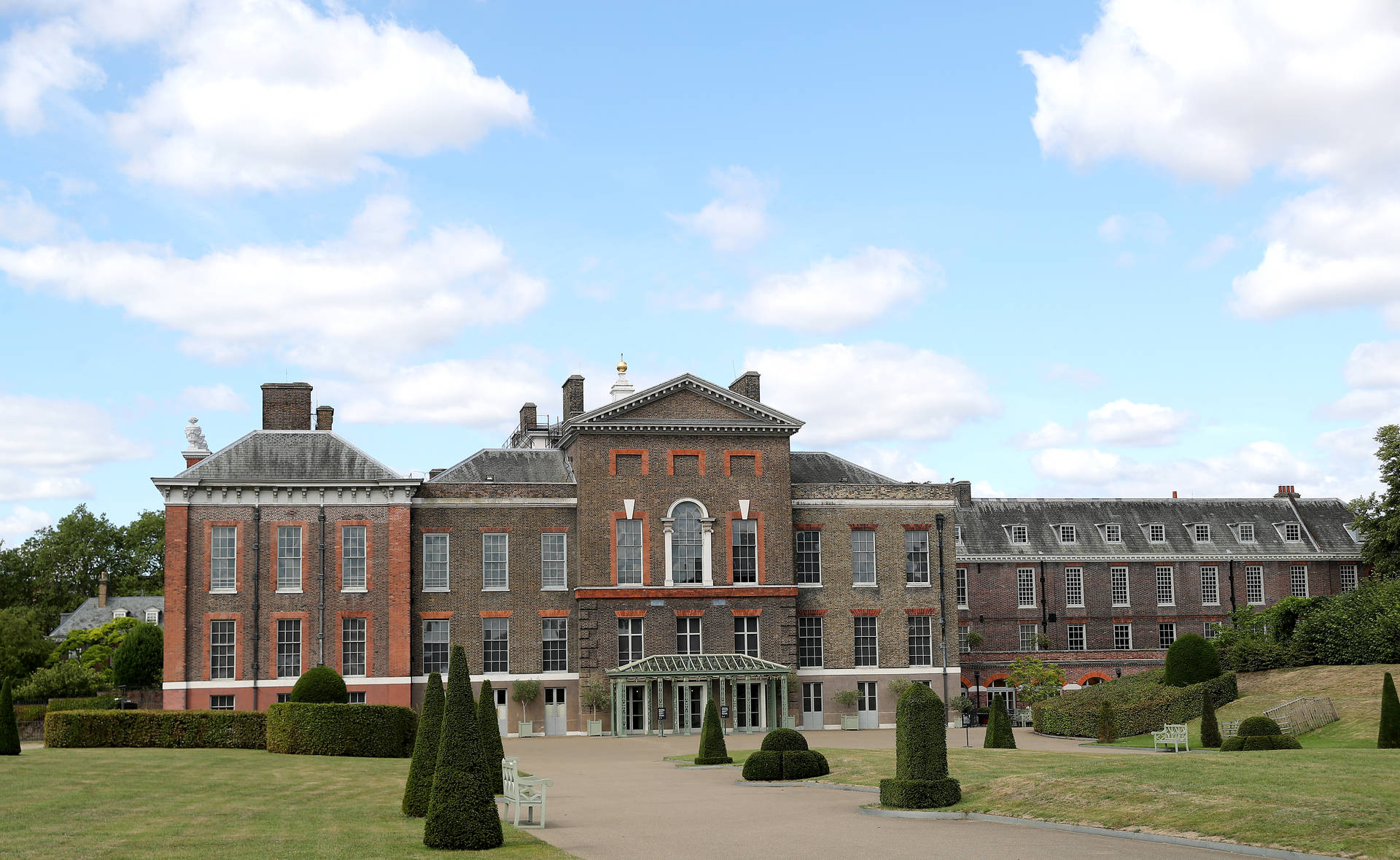 Kensington Palace Surrounded By Topiary Background