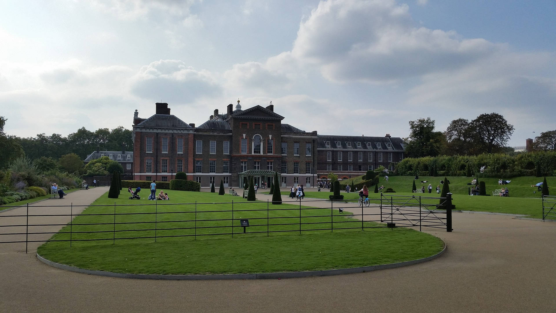 Kensington Palace Surrounded By Tourists Background