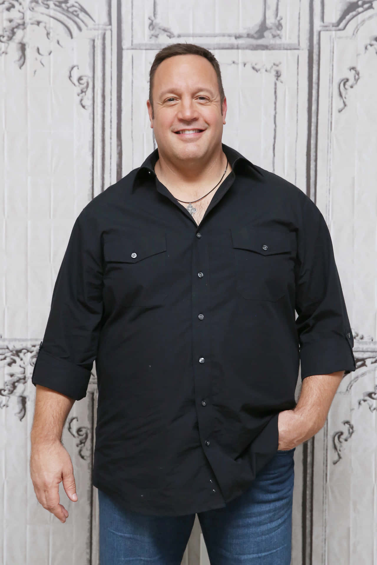 Kevin James Enjoying The Sun In The Summertime Background