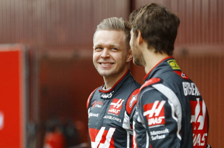 Kevin Magnussen Smiling At Grosjean Background