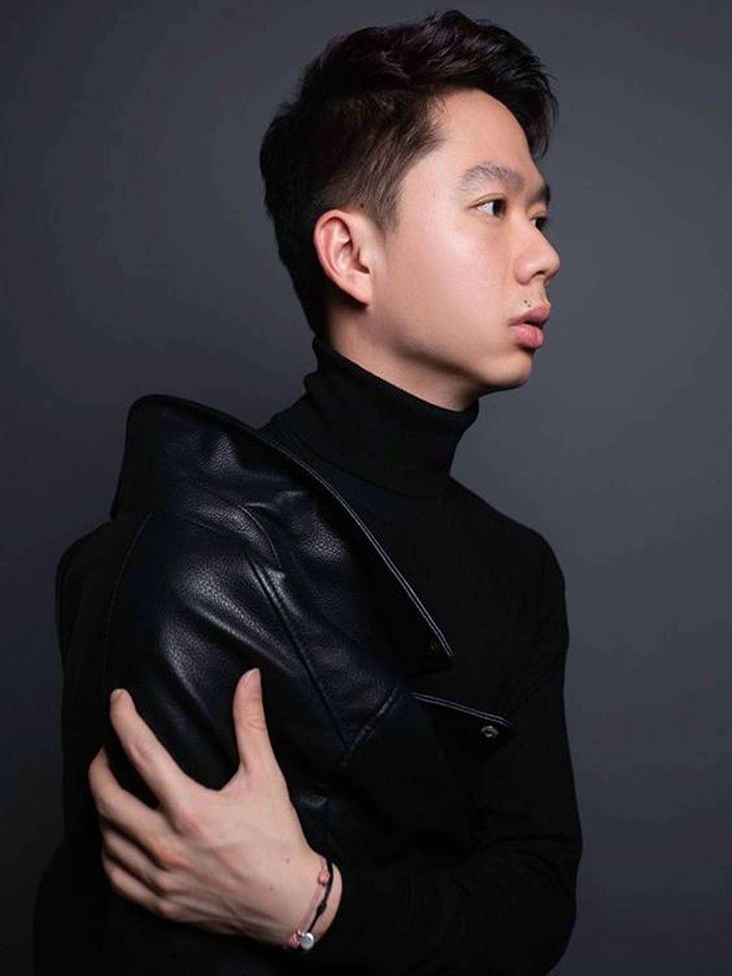 Kevin Sanjaya Stunning Portrait In All-black Sportswear Background