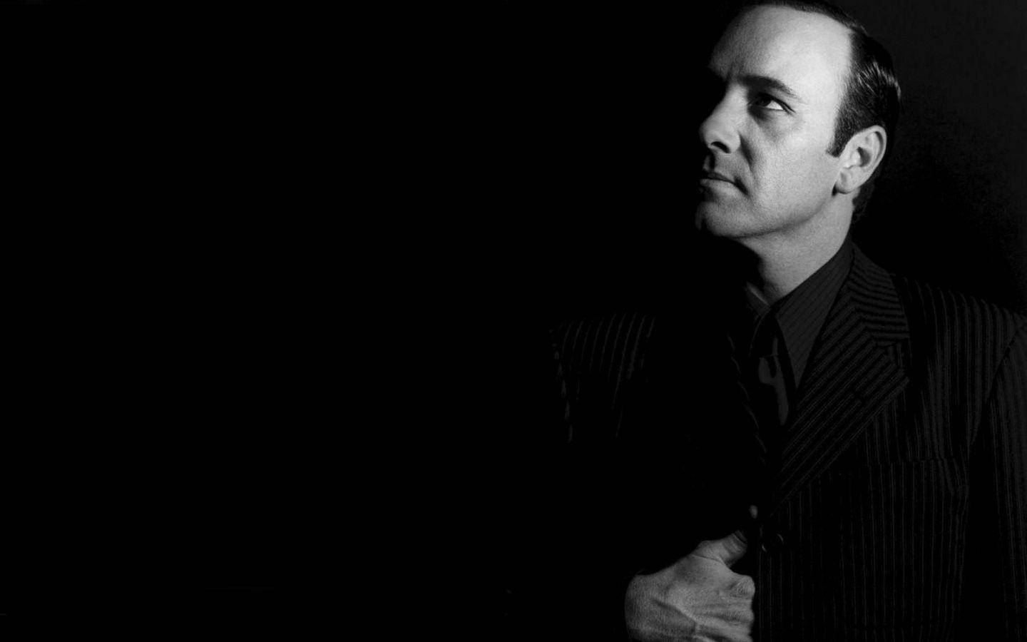 Kevin Spacey In A Dark Background Background