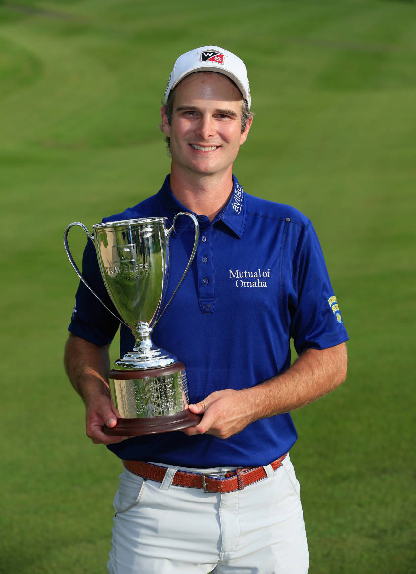 Kevin Streelman Holding Trophy Background