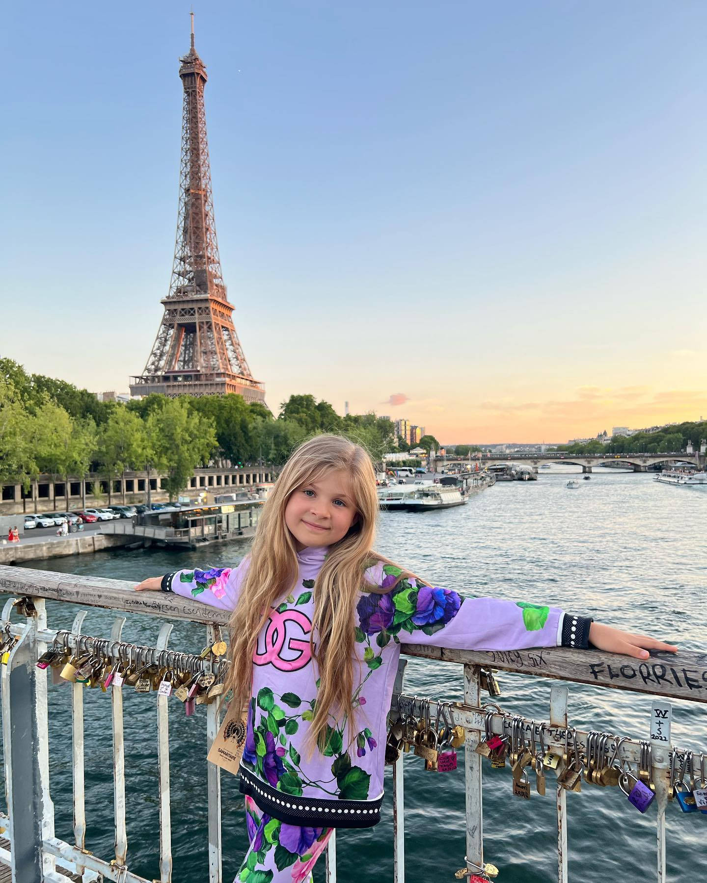 Kids Diana Show Eiffel Tower Background