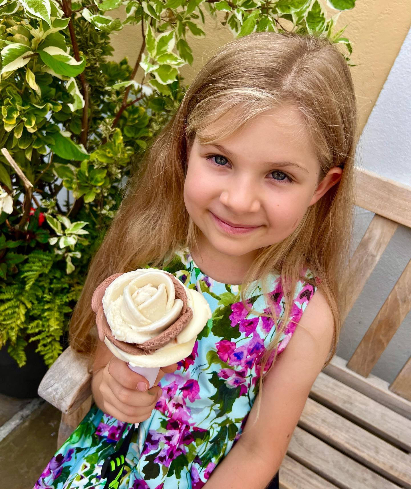 Kids Diana Show Holding Flower Ice Cream