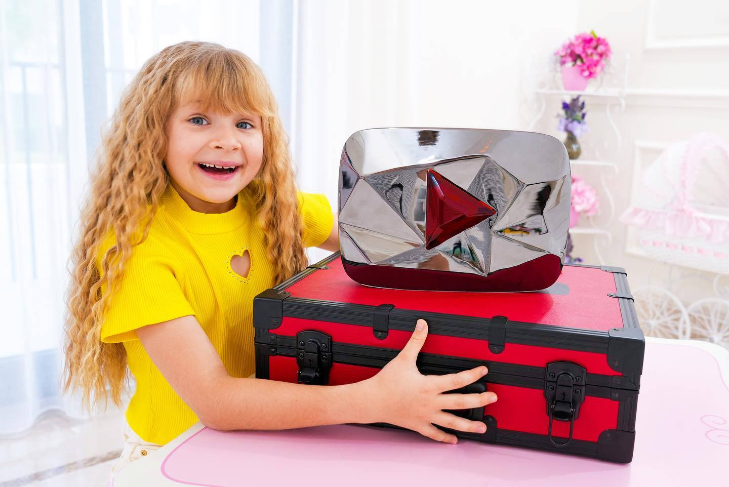 Kids Diana Show Red Diamond Play Button Background