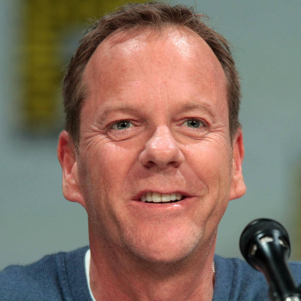 Kiefer Sutherland Addressing At Comic Con Press Conference Background