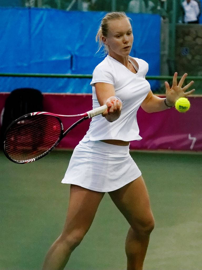 Kiki Bertens All-white Outfit Background