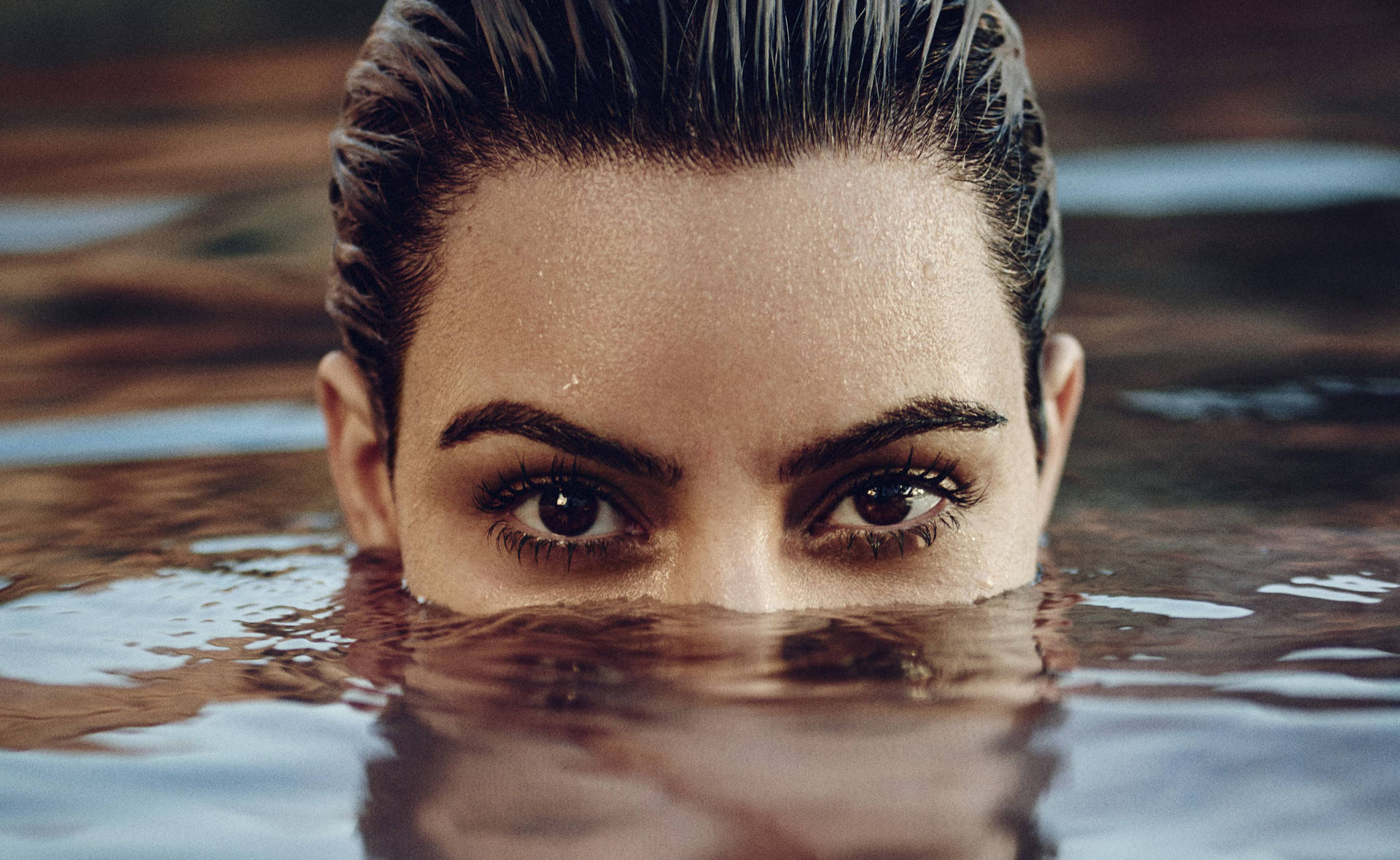 Kim Kardashian Taking A Refreshing Dip Background