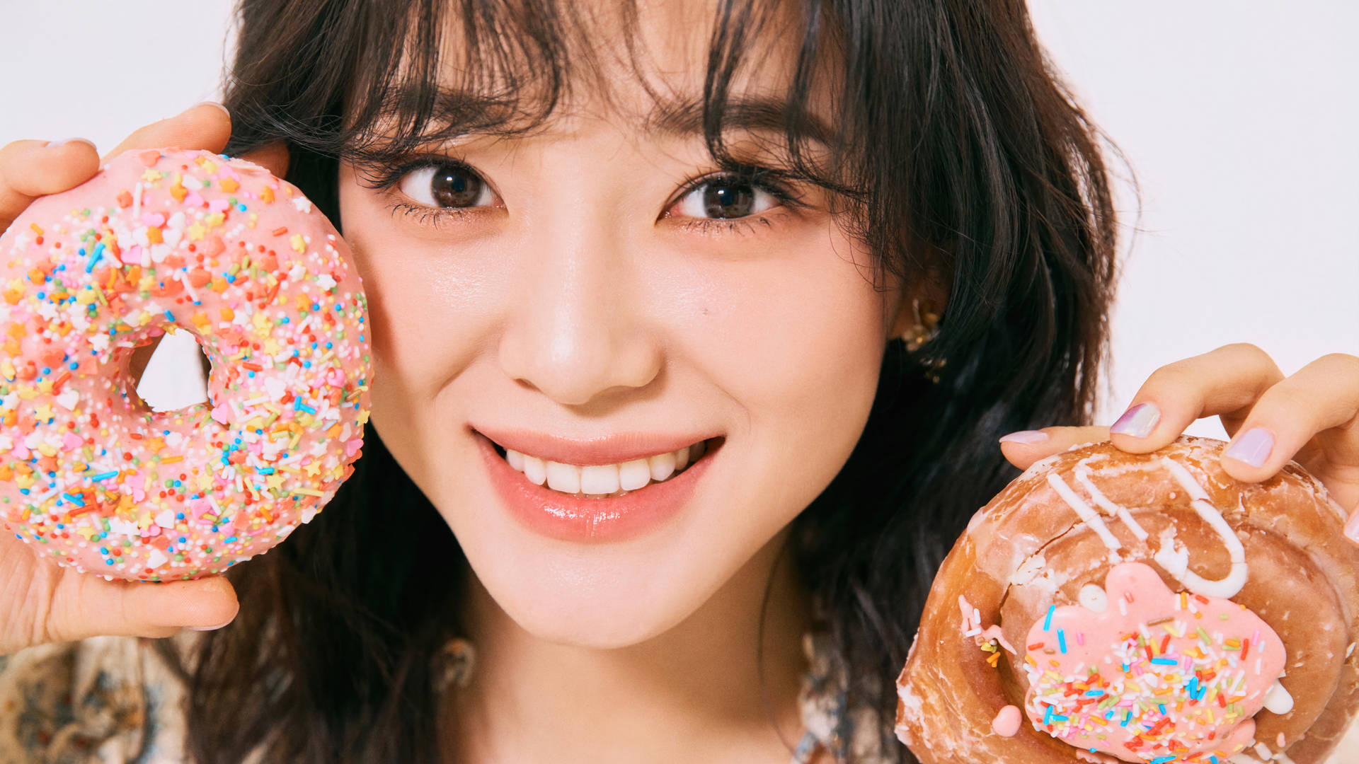 Kim Se Jeong And Donuts Background