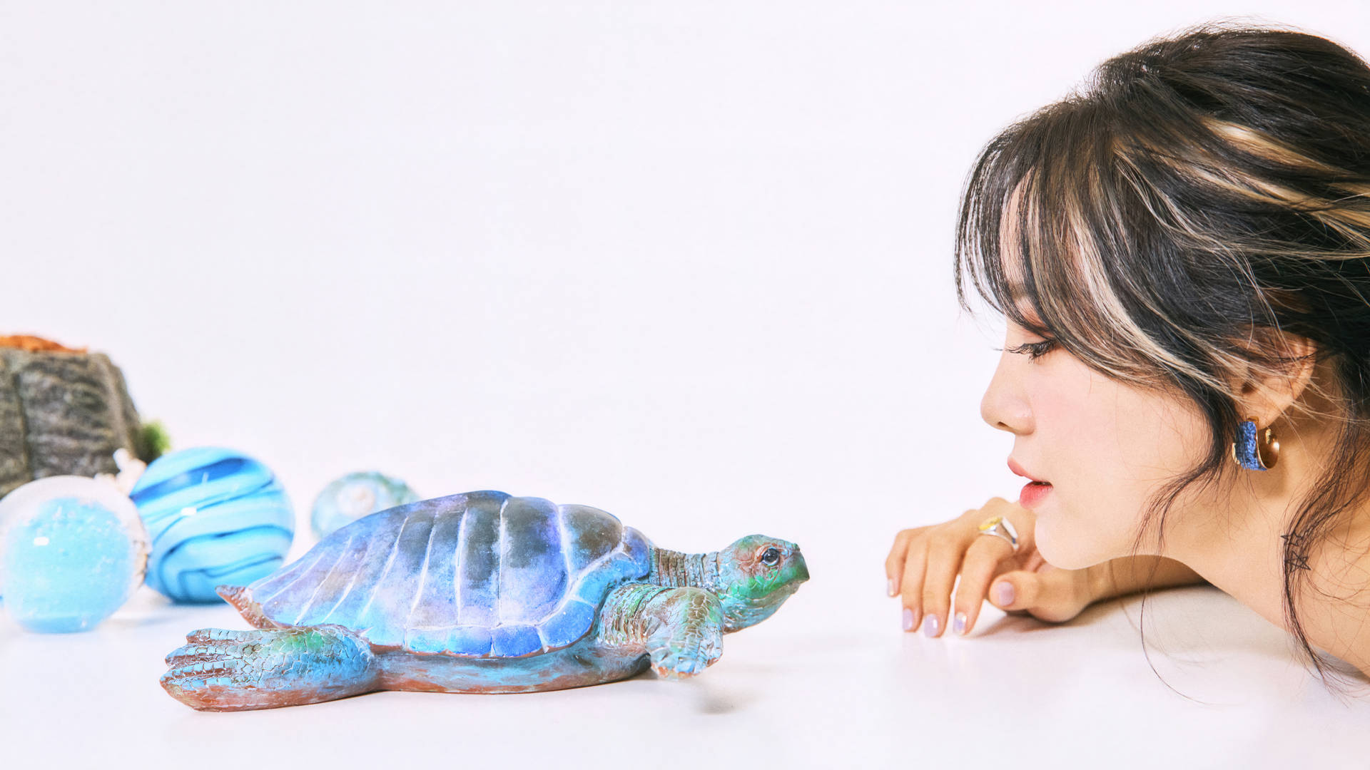 Kim Se Jeong And Turtle Background