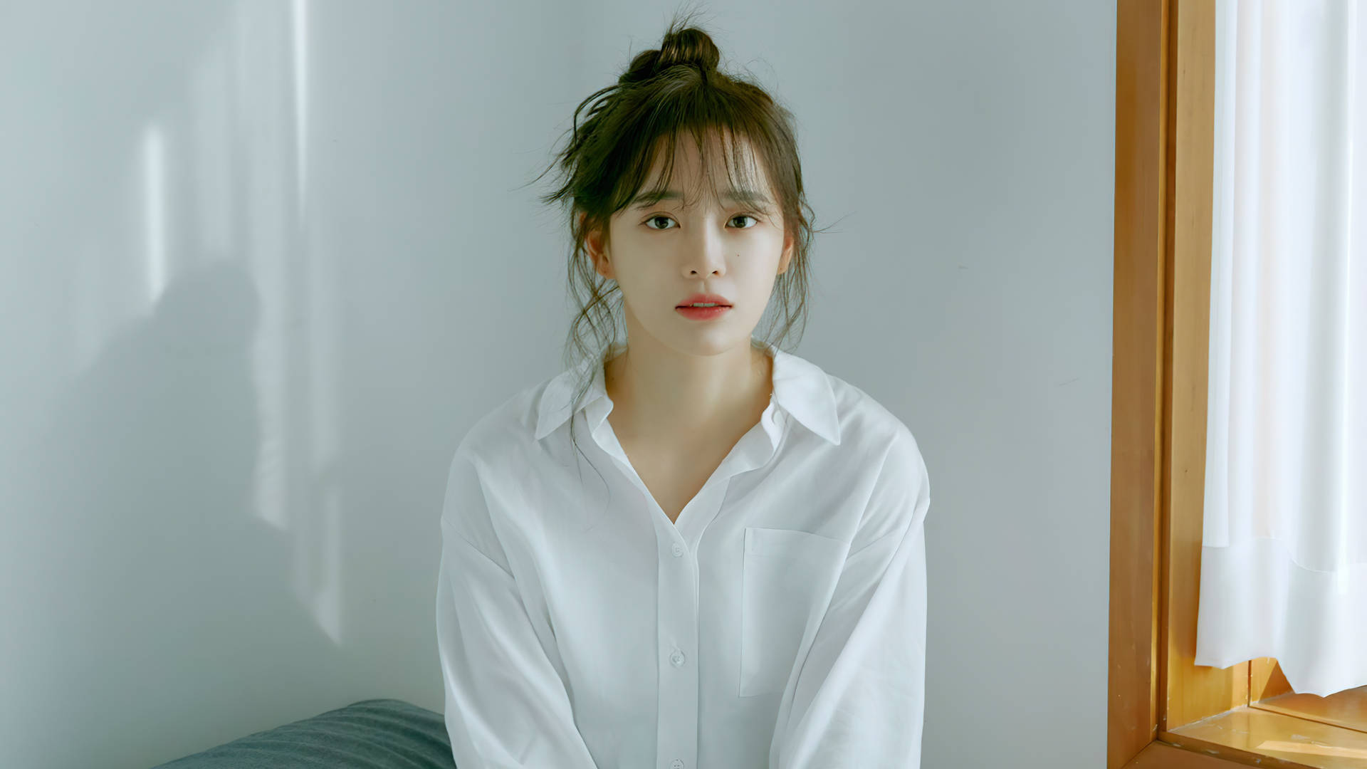 Kim Se Jeong Hair In Bun Background