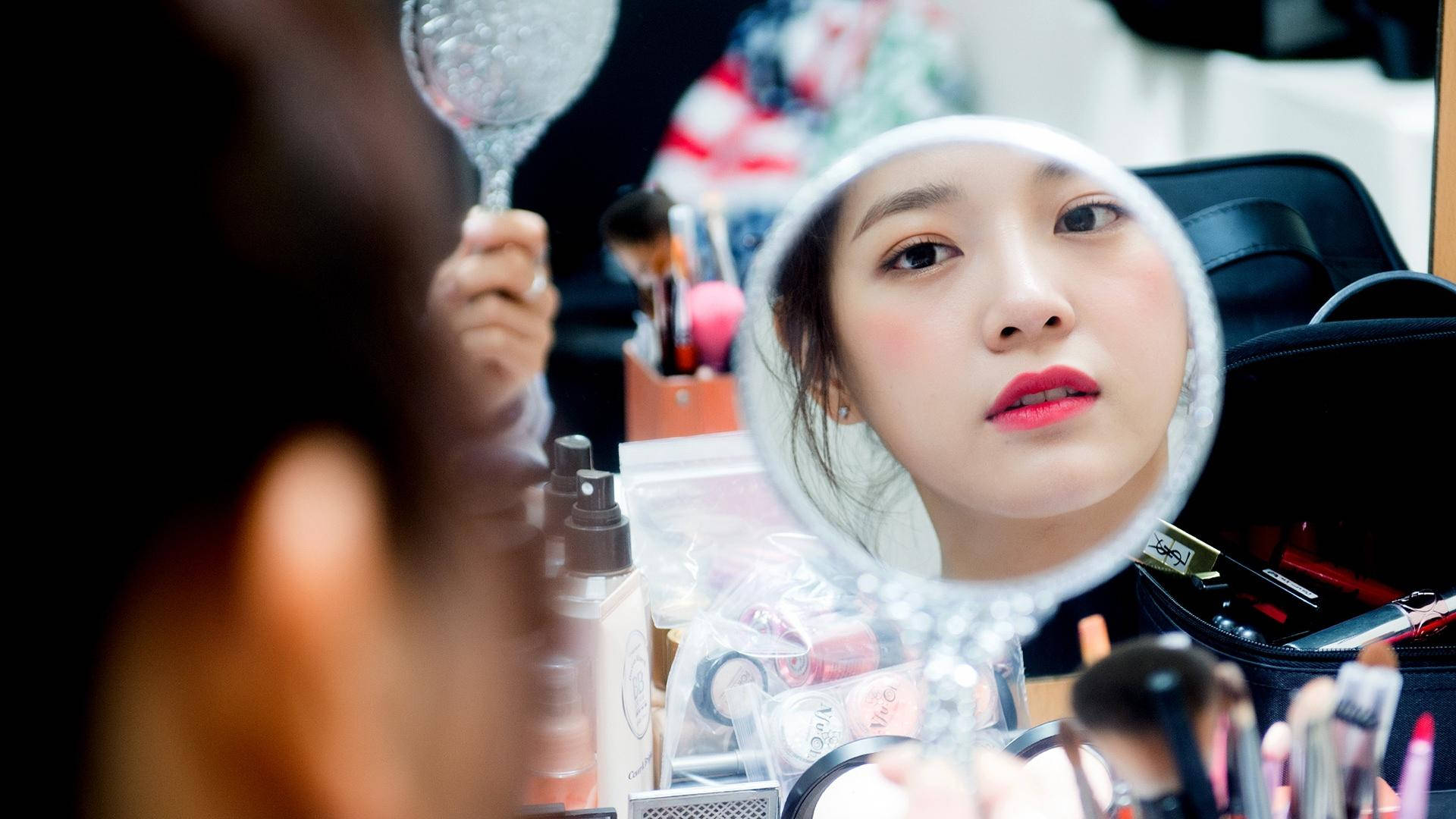 Kim Se Jeong Mirror Reflection Background