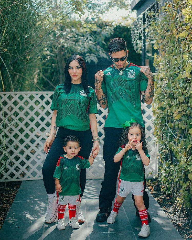 Kimberly Loaiza With Husband And Kids Background