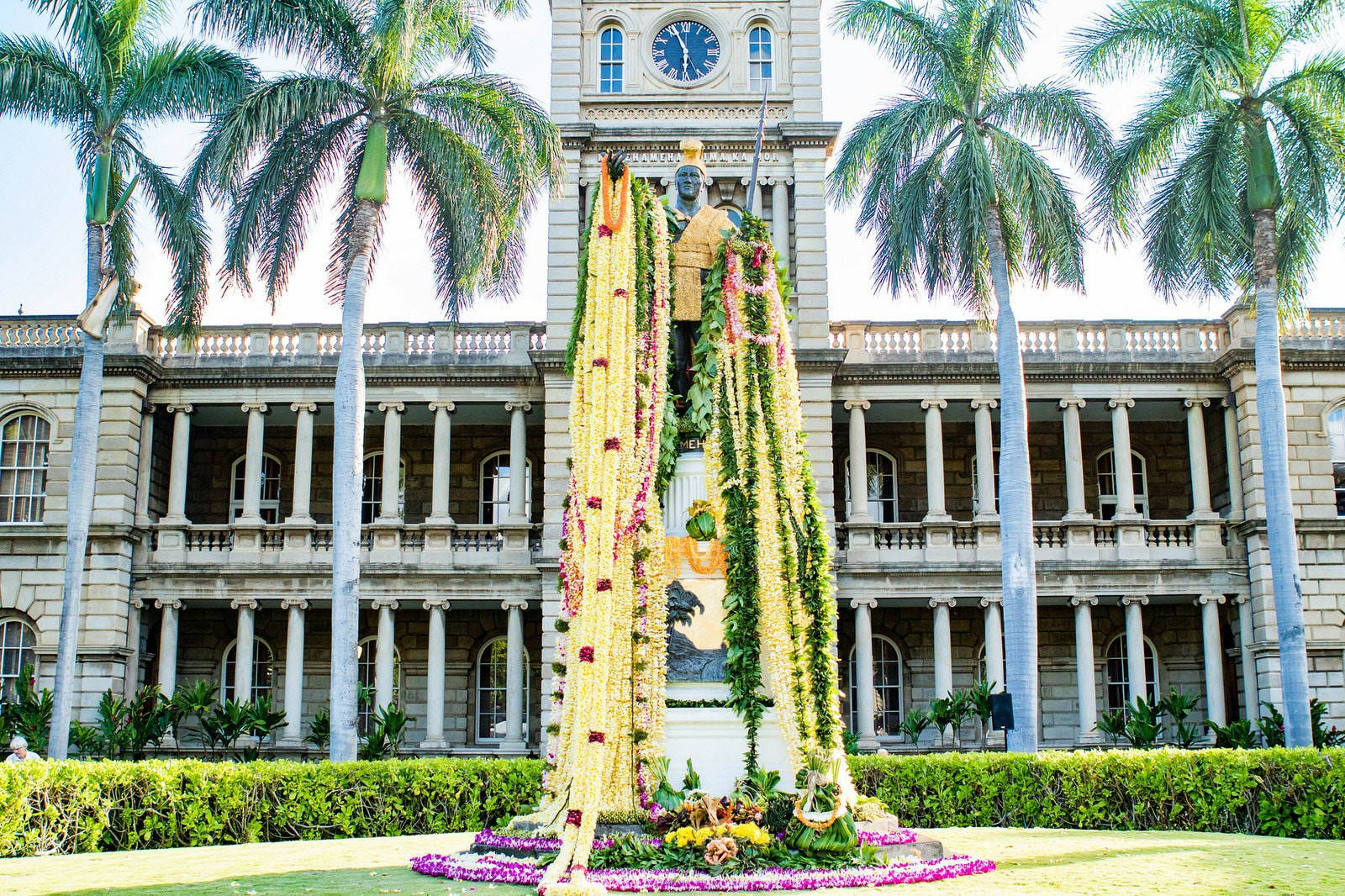 King Kamehameha Statue Overlooking The Majestic Iolani Palace Background